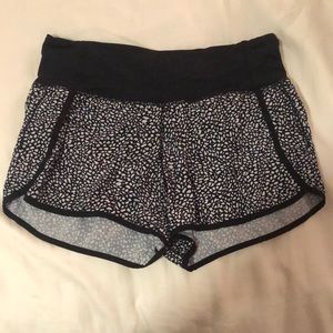 Lululemon black and white spotted speed up shorts size 4